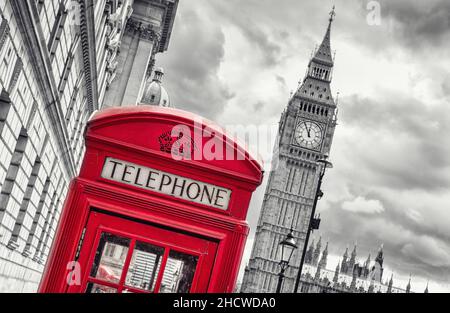 5 min vor 12`Uhr in London am Big ben mit roter Telefondose Stockfoto